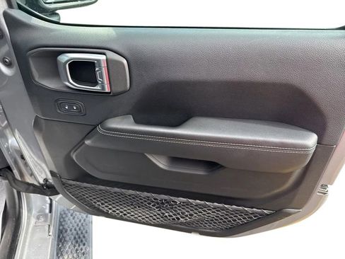 Used 2018 Jeep Wrangler Unlimited Sahara w/ Uconnect 4C Nav & Sound Group AWD/4WD image 13