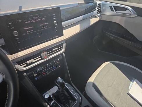 Used 2025 Volkswagen Taos SE image 3