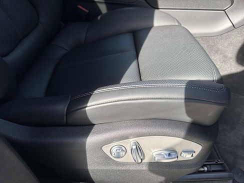 Certified 2025 Porsche Macan AWD/4WD image 17