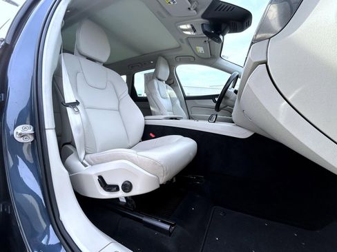 Used 2023 Volvo XC60 B5 Plus image 14