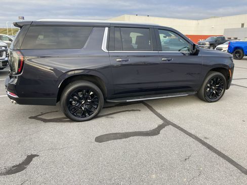 Used 2026 Chevrolet Suburban Premier image 8