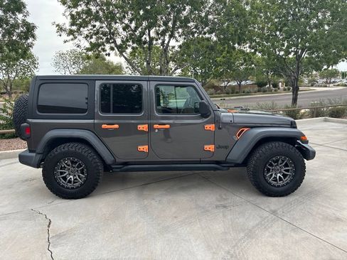 Used 2018 Jeep Wrangler Unlimited Sport S AWD/4WD image 3