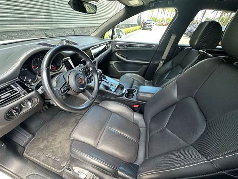 Certified 2023 Porsche Macan image 4