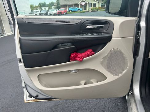 Used 2012 Dodge Grand Caravan SXT FWD image 21