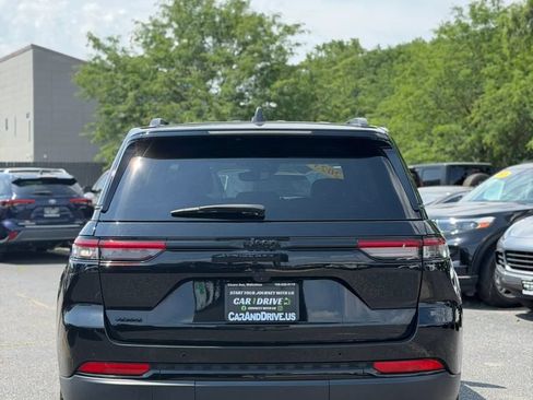 Used 2023 Jeep Grand Cherokee Altitude AWD/4WD image 4