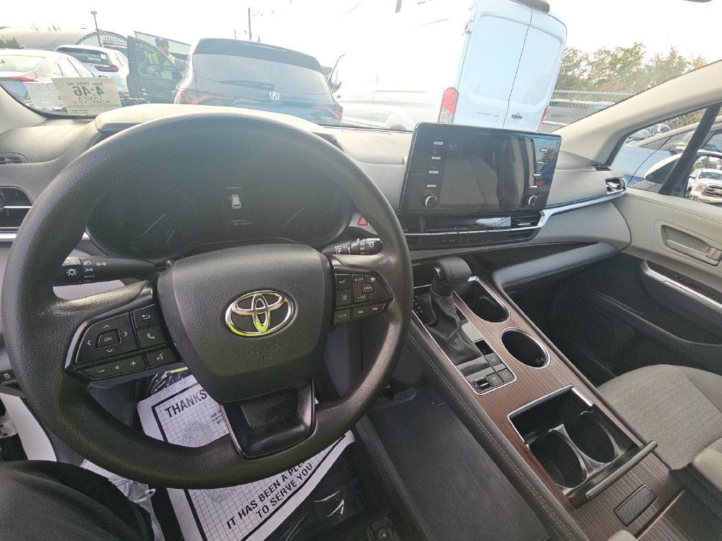 Used 2023 Toyota Sienna LE w/ LE Plus Package AWD/4WD image 9