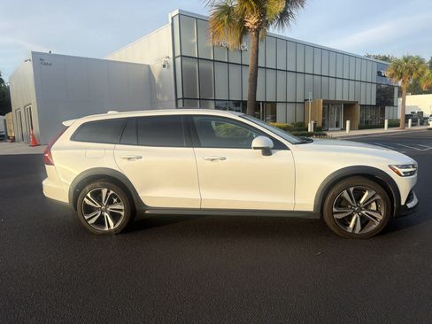 Used 2024 Volvo V60 B5 Cross Country Plus w/ Protection Package Premier AWD/4WD image 26