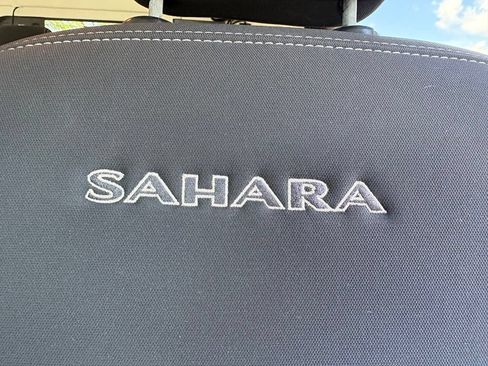 Used 2018 Jeep Wrangler Sahara w/ Connectivity Group AWD/4WD image 11