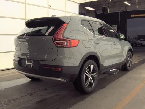 Used 2025 Volvo XC40 B5 Core image 3