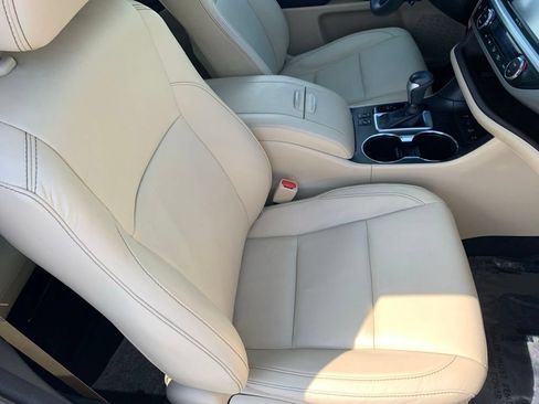 Used 2015 Toyota Highlander XLE AWD/4WD image 22