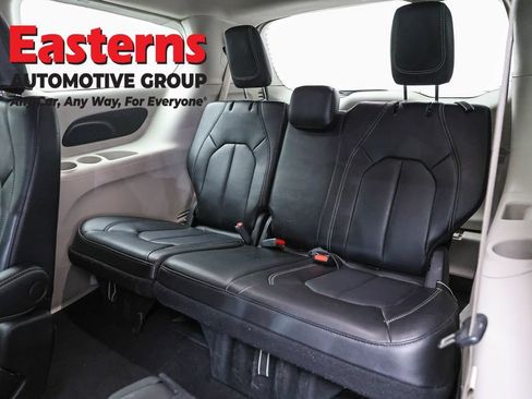 Used 2023 Chrysler Pacifica Touring-L FWD image 26