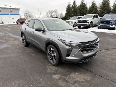 Used 2025 Chevrolet Trax RS w/ Sunroof Package image 2