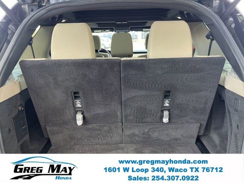 Used 2018 Land Rover Discovery SE image 16