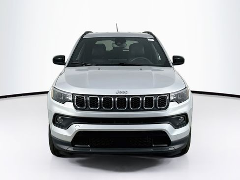 Used 2024 Jeep Compass Latitude AWD/4WD image 2