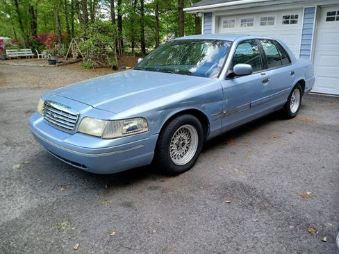 Used 2001 Ford Crown Victoria LX image 1