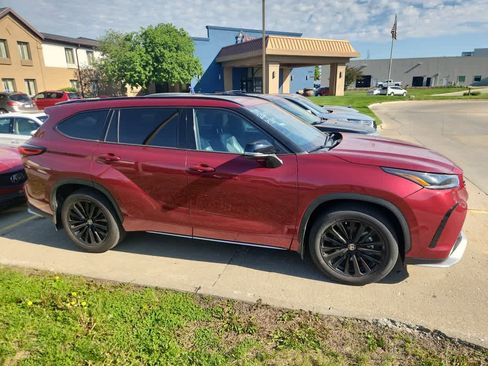Used 2023 Toyota Highlander XSE FWD image 4