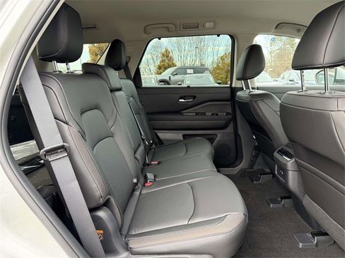 New 2025 Nissan Pathfinder SL image 11