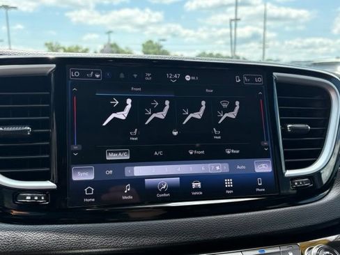 Used 2025 Chrysler Pacifica Select FWD image 17