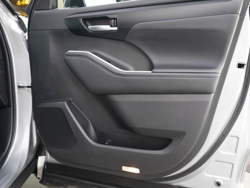 Used 2025 Toyota Highlander XSE AWD/4WD image 12