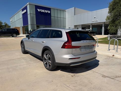Certified 2025 Volvo V60 B5 Cross Country Plus AWD/4WD image 4