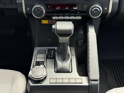Certified 2025 Toyota Tacoma SR5 AWD/4WD image 27
