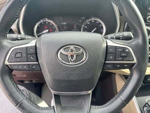 Used 2022 Toyota Highlander XLE FWD image 12