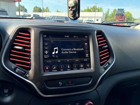 Used 2019 Jeep Cherokee Trailhawk AWD/4WD image 6