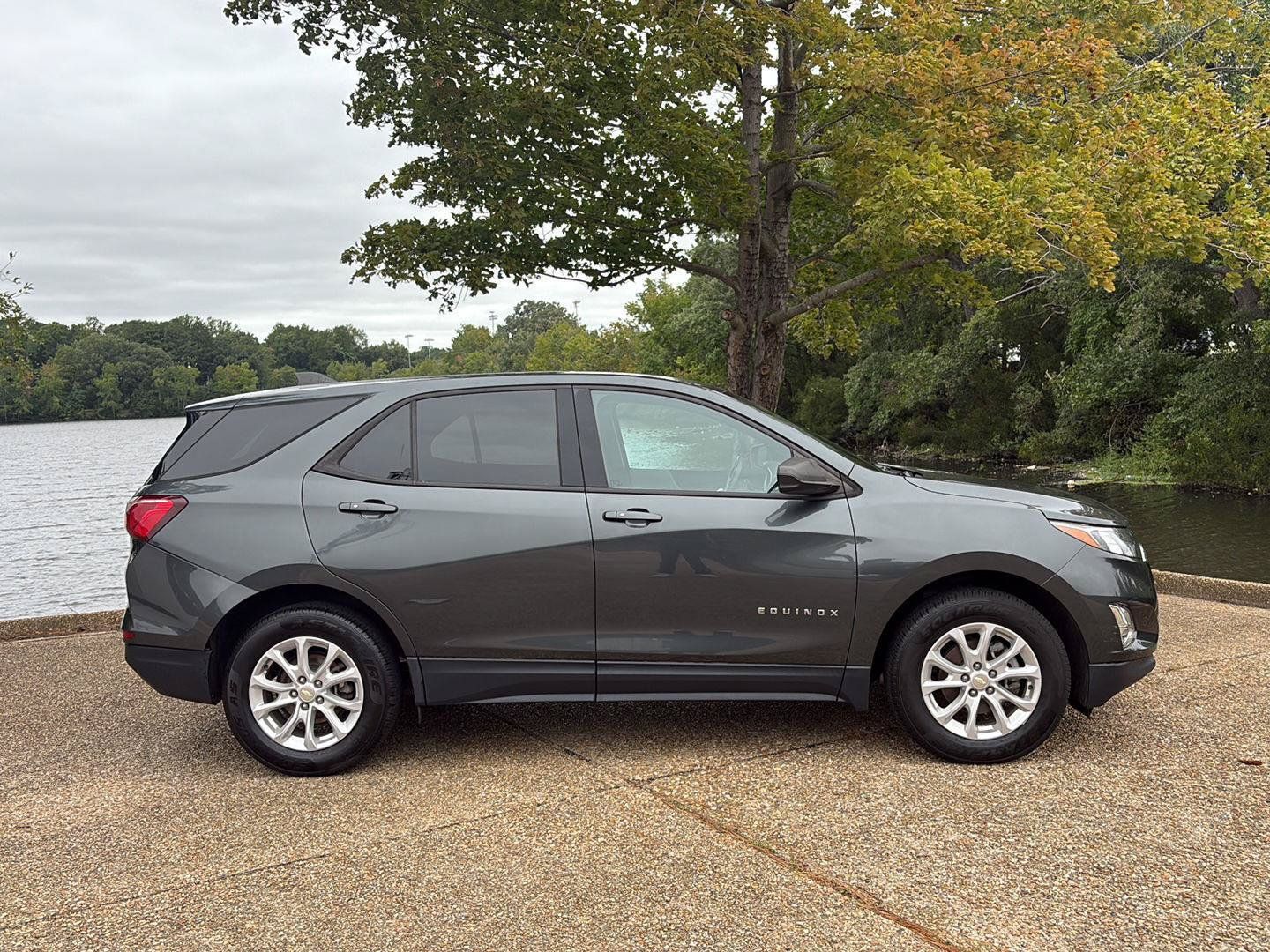 Used 2019 Chevrolet Equinox LS w/ LS Convenience Package FWD image 3