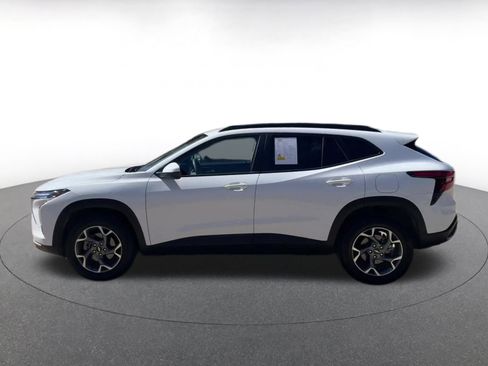 Used 2025 Chevrolet Trax LT image 9