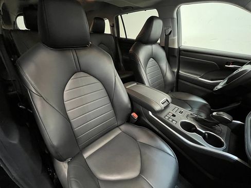 Used 2023 Toyota Highlander XLE AWD/4WD image 12