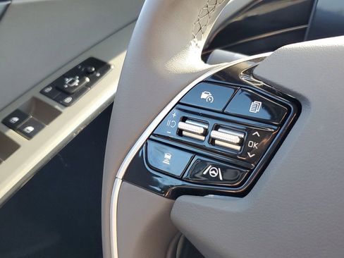 Used 2025 Kia Niro EX image 13