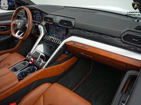 Used 2021 Lamborghini Urus Base image 18
