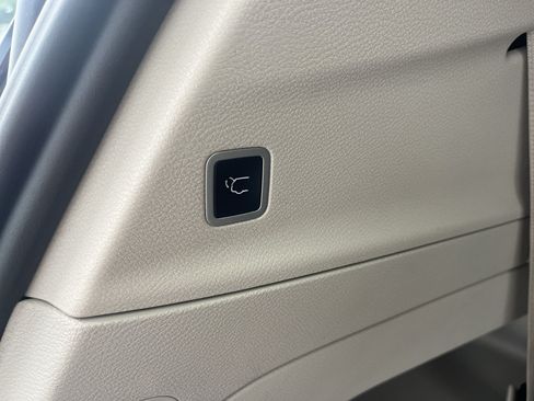 Used 2024 Chrysler Pacifica Touring-L FWD image 38