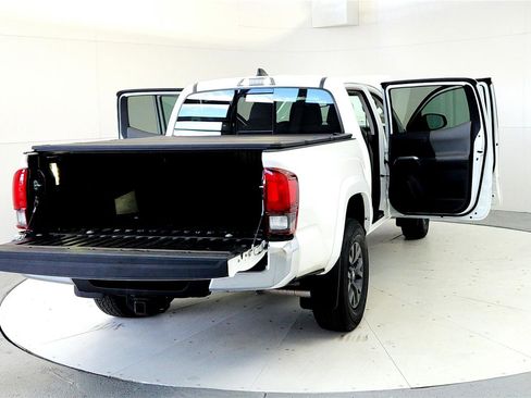 Used 2023 Toyota Tacoma SR5 AWD/4WD image 11