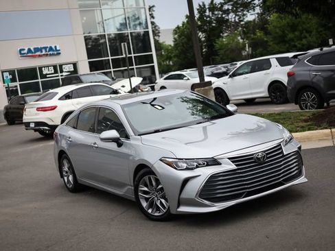 Used 2020 Toyota Avalon XLE w/ Moonroof Package FWD image 2