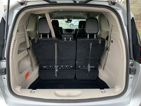 Used 2024 Chrysler Pacifica Touring-L image 5