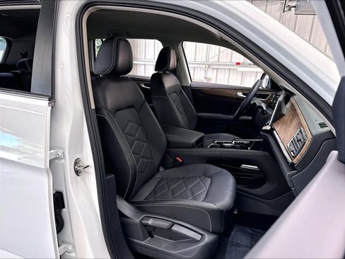 Used 2025 Volkswagen Atlas SE AWD/4WD image 31