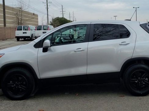 Used 2021 Chevrolet Trax LS w/ Tint and Cruise Package image 5