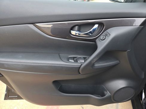 Used 2019 Nissan Rogue SV image 30