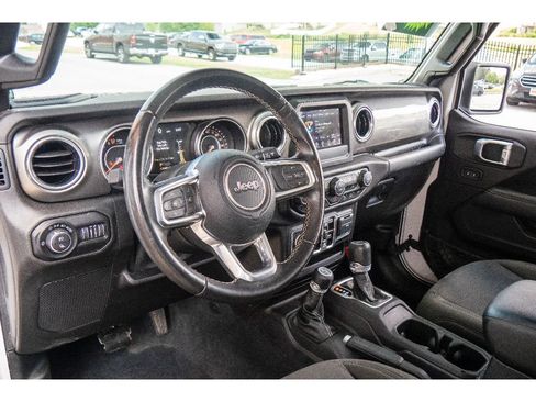 Used 2020 Jeep Gladiator Overland w/ Safety Group AWD/4WD image 13