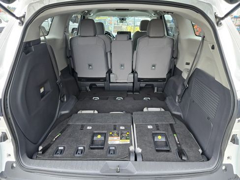 Used 2021 Toyota Sienna LE image 5