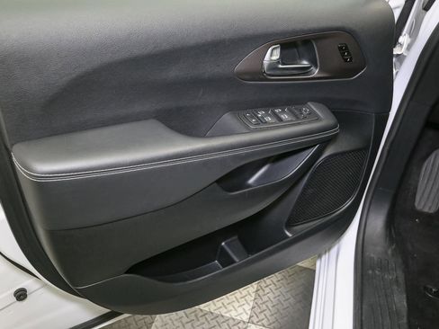 Used 2025 Chrysler Pacifica Select image 42