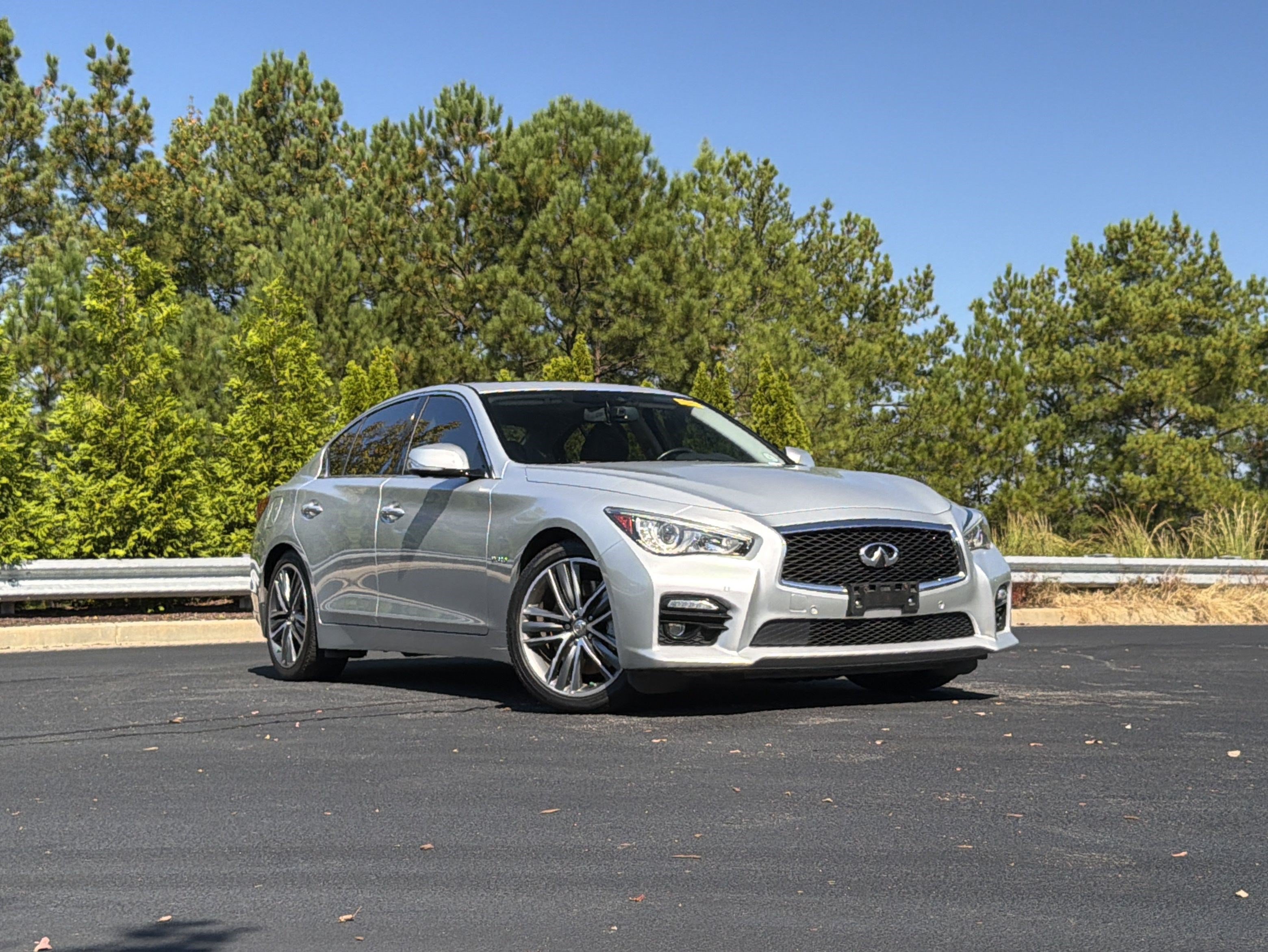 Used 2015 INFINITI Q50 Hybrid AWD w/ Deluxe Technology Package image 2