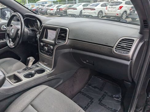 Used 2018 Jeep Grand Cherokee Laredo AWD/4WD image 13