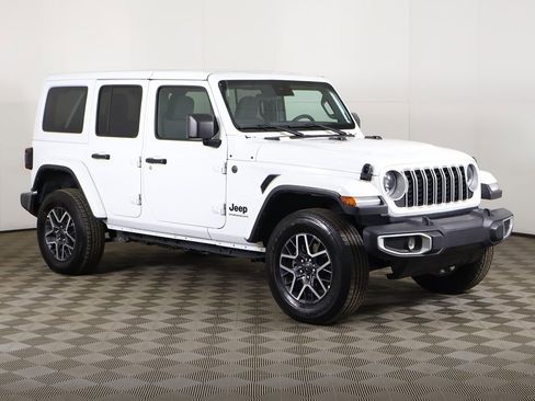 Used 2025 Jeep Wrangler Unlimited Sahara AWD/4WD image 2