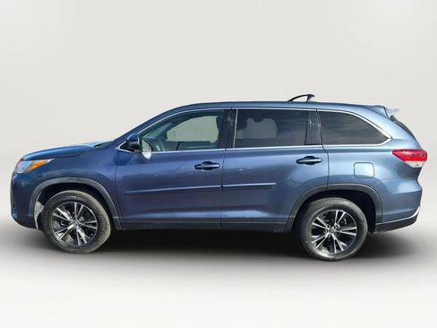 Used 2019 Toyota Highlander LE FWD image 2