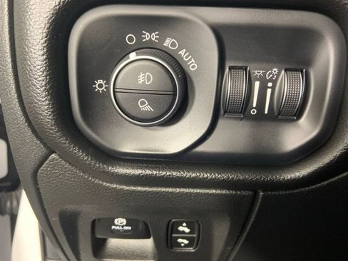 Used 2025 RAM 1500 Laramie AWD/4WD image 10
