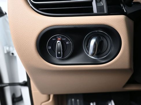 Certified 2025 Porsche Macan AWD/4WD image 25