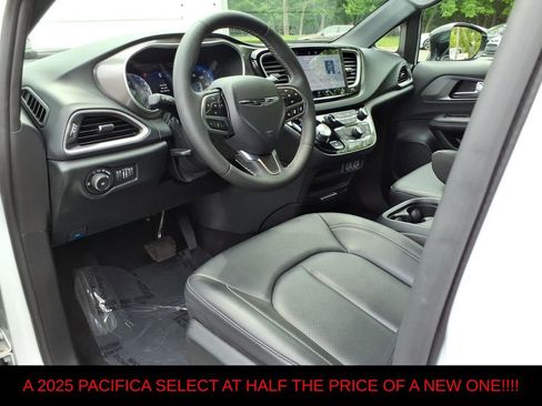 Used 2025 Chrysler Pacifica Select FWD image 14