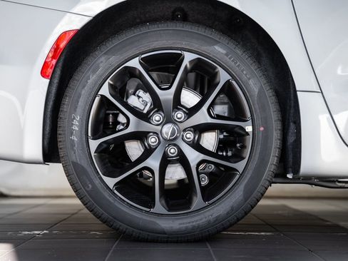 New 2026 Chrysler Pacifica Limited image 17